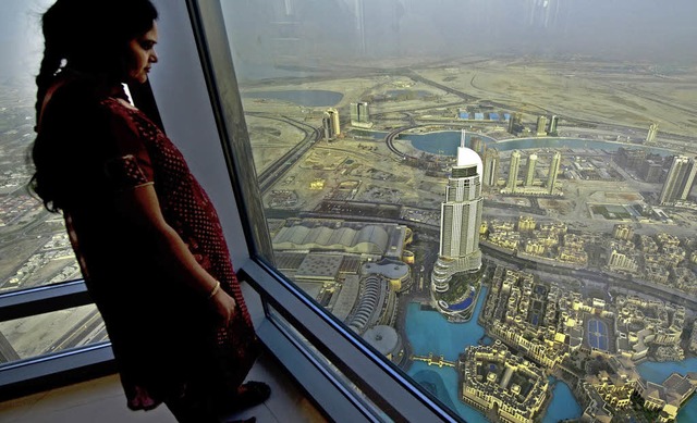 Rekordverdchtiger Blick in die Tiefe:...rm des Burj Khalifa in 452 Metern Hhe  | Foto: dpa