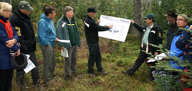 Waldbegehung im Hugenwald (von links) ...te Bernd Goette und Christel Faller.   | Foto: Dieter Maurer