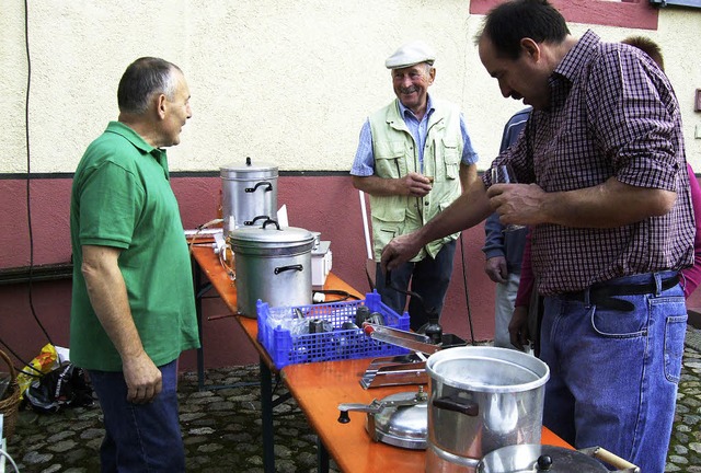 Rolf Hempel (links) demonstrierte beim...r voll funktionsfhige Kinderkochherd.  | Foto: christa rinklin