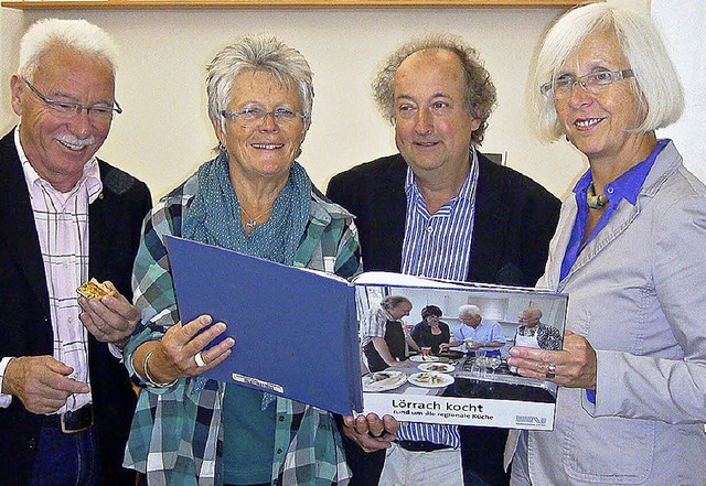 Beim  Blick ins neue Lrracher Kochbuc... Nantscheff und OB Gudrun Heute-Bluhm.  | Foto: Gabriele Reinhardt