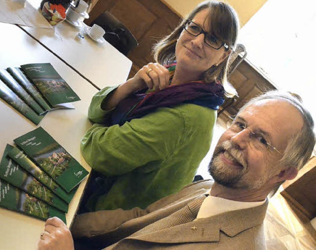 Petra Rieckmann und Karl-Wilhelm Frommeyer mit dem neuen Schlossfhrer  | Foto: Peter Gerigk