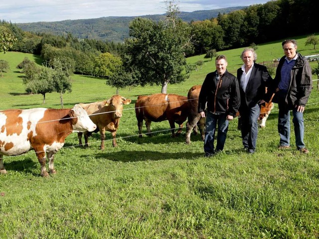 Landwirt Bernd Schmieder (von links), ... auf dem Langenhard das neue Forum vor  | Foto: Christoph Breithaupt