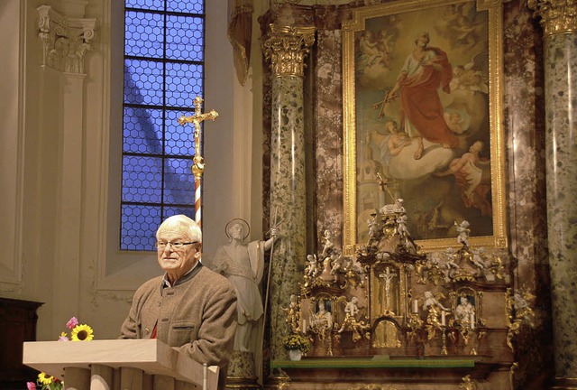 Ortstermin in der Peterskirche: Helmut...ert die Restaurierung des Altarbildes.  | Foto: Ch. Franz