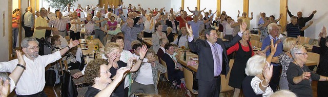 Alle machten mit bei der Gymnastik bei...ioren-Nachmittagskaffee in Ringsheim.   | Foto: Adelbert Mutz