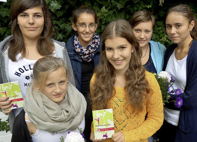 Stolz prsentiert die &#8222;Mdelzred...kalender fr das Schuljahr 2012/2013.   | Foto: shirley ogolla