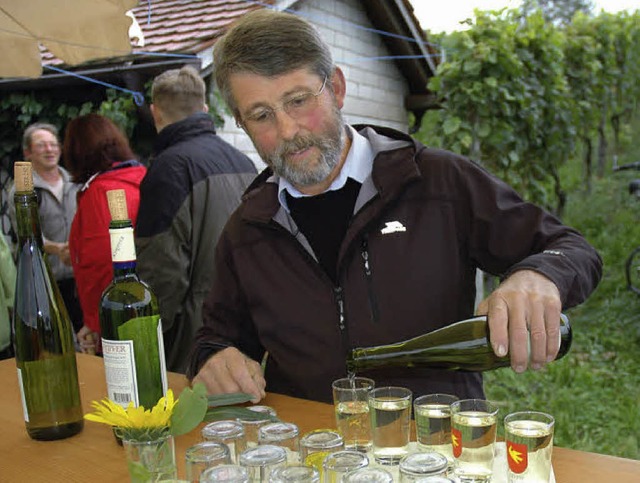 Ein Glas in Ehren: Winzer Karlheinz Ru...ne Gste nach der Begehung der Reben.   | Foto: Britta Wieschenkmper