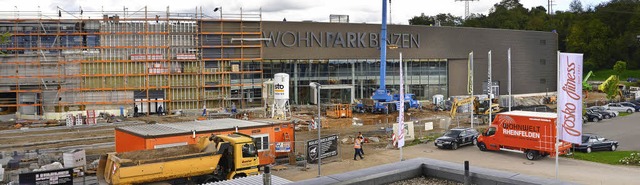 Whrend ber dem Haupteingang schon de... an der Fassade des Wohnparks gebaut.   | Foto: SENF