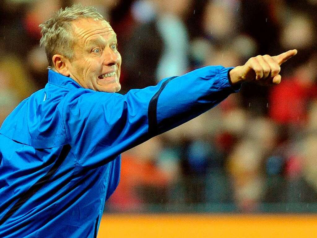 Wie ihn die SC-Fans lieben: Trainer Christian Streich engagiert am Spielfeldrand.