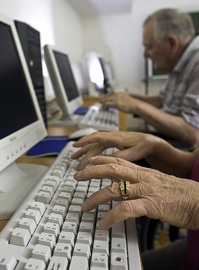 Zum Handwerkszeug des Seniorstudierenden gehrt auch der Computer.   | Foto: dpa