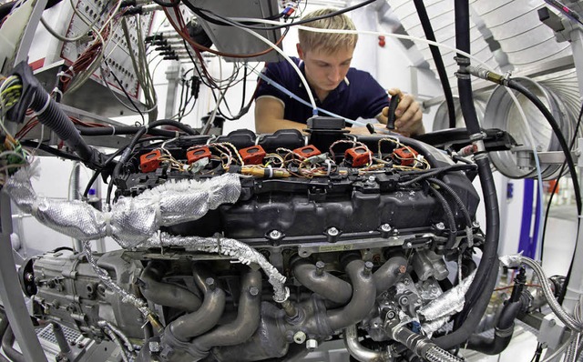 Junge Leute haben heutzutage im Ortena...inen festen Arbeitsplatz zu bekommen.   | Foto: dpa