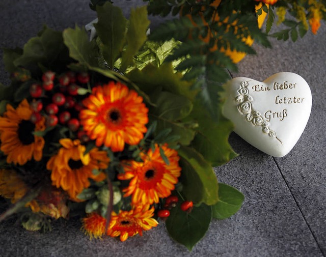Blumen zum Gedenken an die ermordete M...r in Neuss. Rechts Armin Mittelstdt.   | Foto: dpa/bz