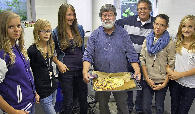 Celine Kaiser, Alicia Hesse, Pfarrer M... ersten gemeinsam zubereiteten Pizza.   | Foto: Ralph Fautz