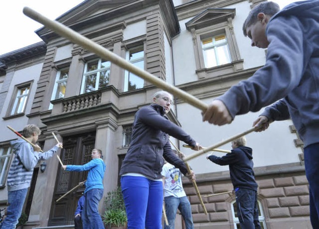 Stockkampf zum Wachwerden: Vor der Mic...Schule starten die Schler ihren Tag.   | Foto: Michael Bamberger