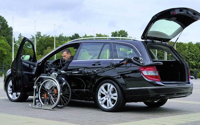 Behindertengerecht ausgestatteter VW P...domo reicht dem Fahrer den Rollstuhl.   | Foto: VW, Daimler/Kademo