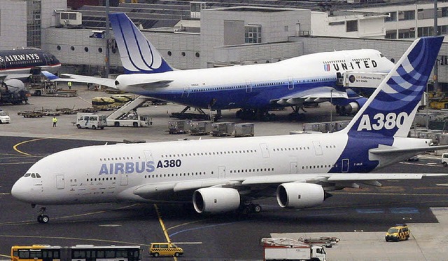 Die Kontrahenten: Ein Airbus A380 und im Hintergrund eine Boeing 747  | Foto: dpa