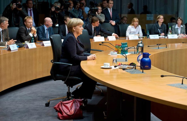 Bundeskanzlerin Angela Merkel (CDU) wa...estag  auf den Beginn ihrer Befragung.  | Foto: dapd