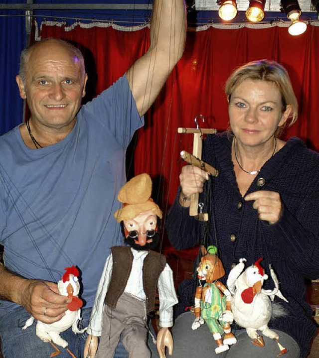 Der etwas andere Familienbetrieb: Gnt...d Doris Sperlich mit ihren Marionetten  | Foto: Christine Speckner