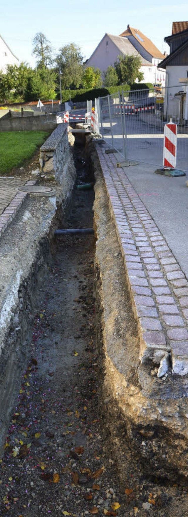 Neben den Wrmeleitungen werden auch n... fr DSL-Kabel in den Grben verlegt.   | Foto: jul