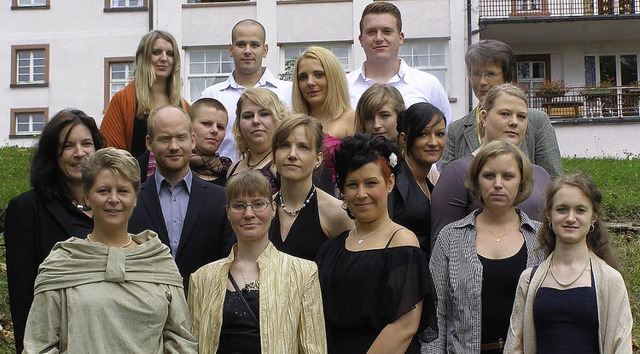 Die Absolventen der Altenpflegefachsch... Friedenweiler mit ihren Kursleitern.   | Foto: Liane Schilling