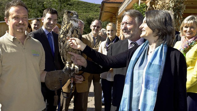 Keine Angst vor dem Uhu bewies Regieru...er Gorecky  lenkten den Greifvogel ab.  | Foto: Bernhard Rein