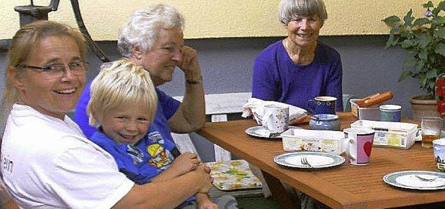 Gastgeberin Silvia Mller mit Sohn, de...Mutter  Franziska Koger  (von links).   | Foto: ENGEMANN