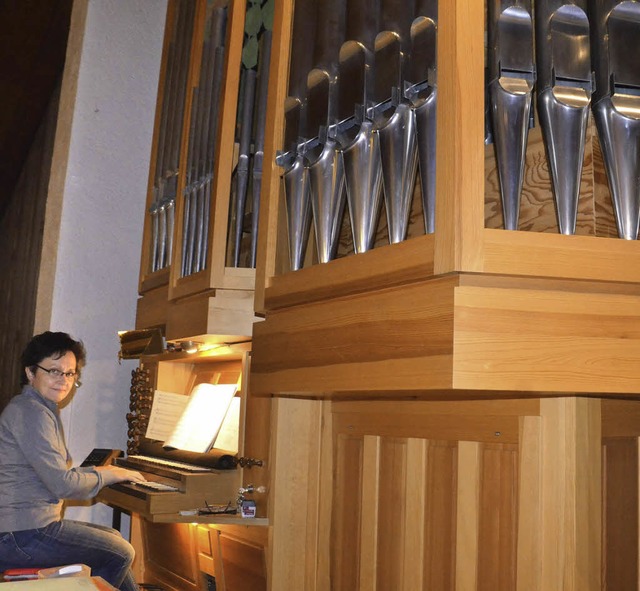 Die Kubak-Orgel ist  bereits wieder ei...dem Foto Organistin Elisabeth Mattes.   | Foto: Martina Weber-Kroker