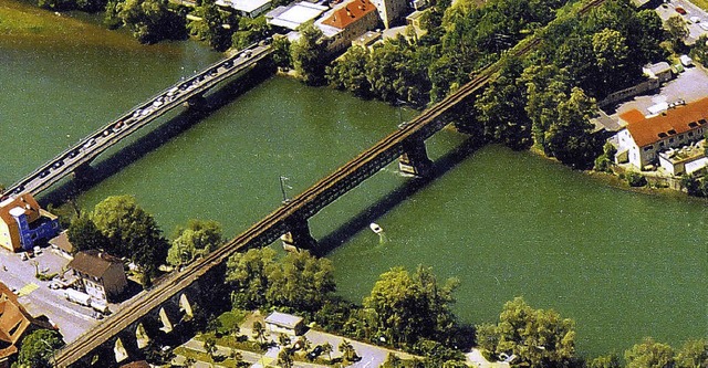 Die Eisenbahnbrcke ber den Rhein zwi...oblenz wurde 1859 in Betrieb genommen.  | Foto: Archiv