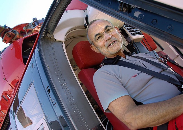 Arbeitsplatz hoch in der Luft: Werner Reichel im Rettungshubschrauber.  | Foto: Kathrin Blum