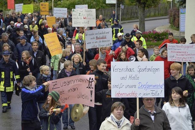 Protest in Tracht und Trainingsjacke