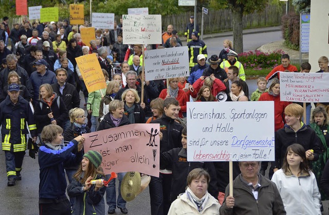 Zahlreiche Plakate wurden whrend des Protestzuges durch Wittnau hochgehalten.   | Foto: Andrea gallien