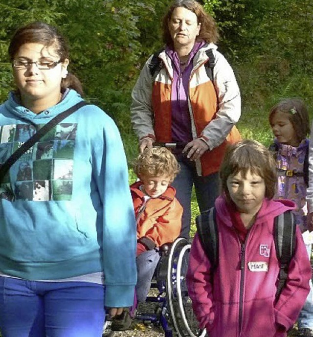 120 Schler, Lehrer und Eltern wanderten zum Bergsee.   | Foto: Schule