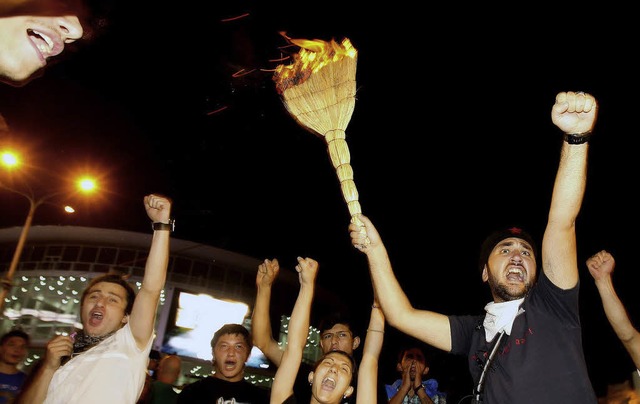 Brennende Besen gelten in Georgien als Zeichen des Protests.    | Foto: DPA