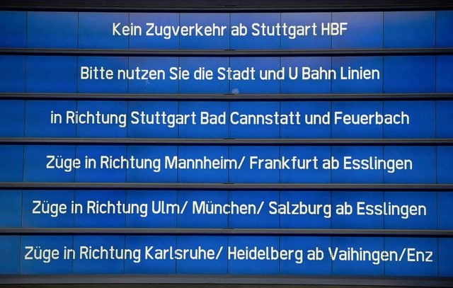 Eine Anzeigentafel im Stuttgarter Haup...leisen des Intercity-Zuges informiert.  | Foto: dpa