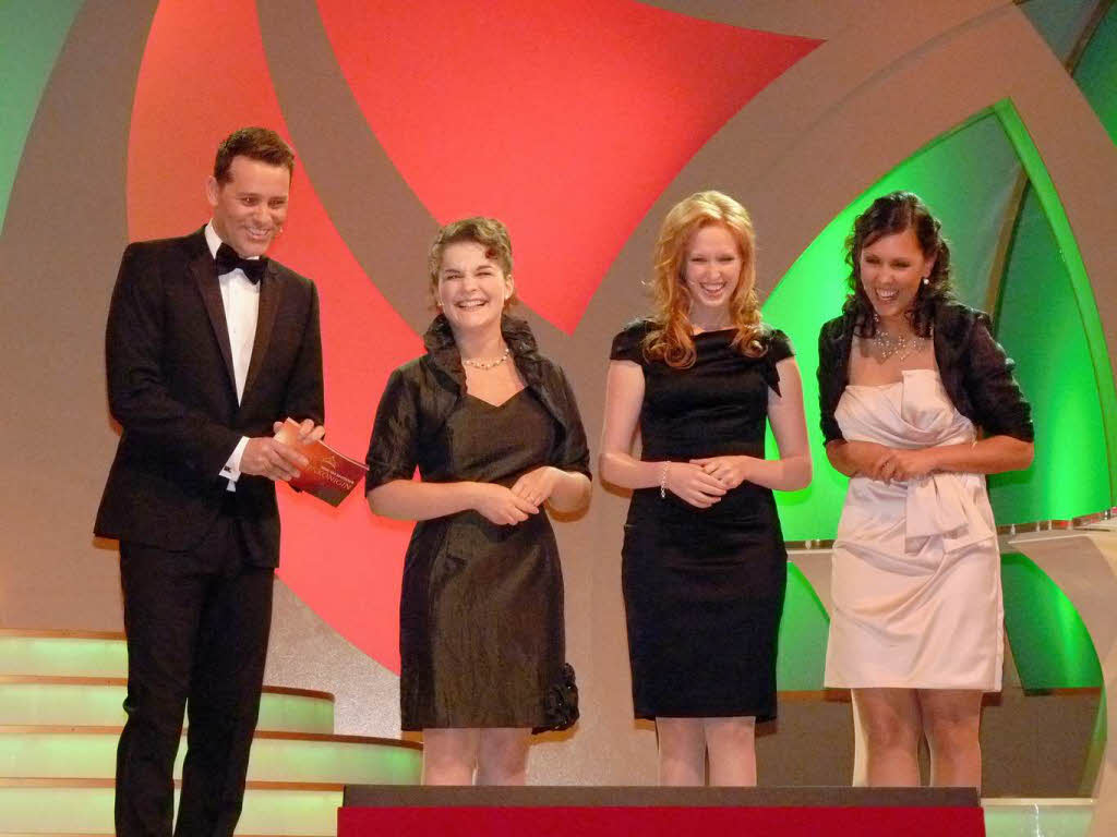 Natalie Henninger ist Deutsche Weinprinzessin. Moderator Holger Wienpahl gemeinsam mit Natalie Henninger, Julia Bertram und Anna Hochdrfer.