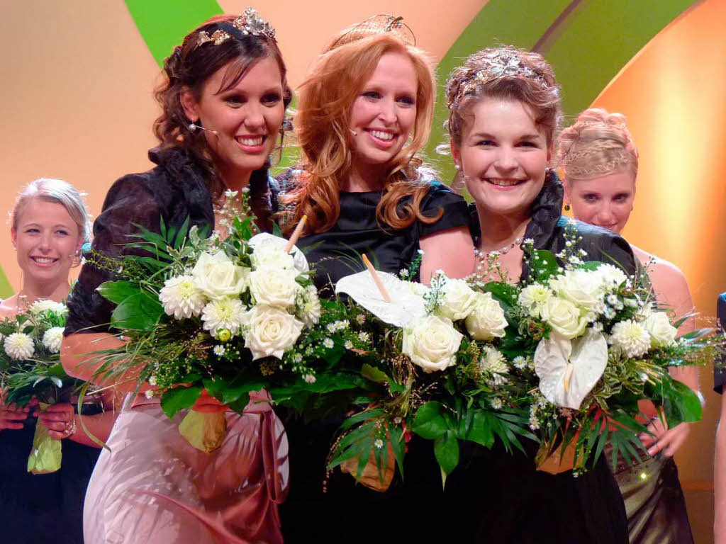 Natalie Henninger (rechts) neben der neuen Weinknigin Julia Bertram und Prinzessin Anna Hochdrfer (links).