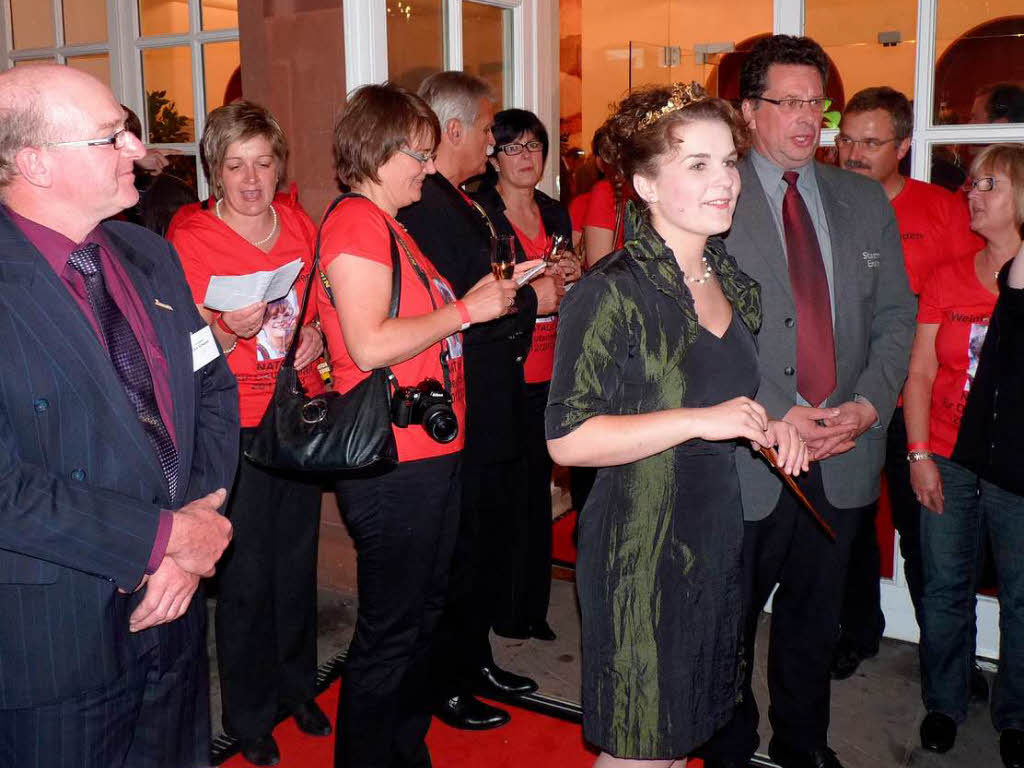 Natalie Henninger ist Deutsche Weinprinzessin. Beim Stndchen singt auch Stadtmusikdirektor Martin Baumgartner mit. Links Badens Weinbauprsident Kilian Schneider.