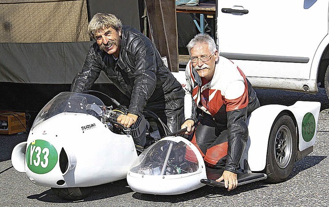 Erwin Llin (links) aus Rheinhausen u...m Suzuki-Gespann auf dem Nrburgring.   | Foto: Hans Franke/Wolfgang Whrlin