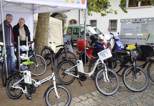 Elektrofahrzeuge aller Art wurden an v...nd drehten eine Proberunde  im Twizy.   | Foto: Gabriele Hennicke