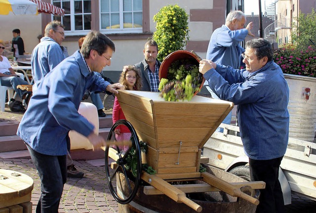 Teamarbeit: Ernst Schilling (hinten) a...d Bruno Metz kurbelt die Traubenmhle.  | Foto: Erika Sieberts