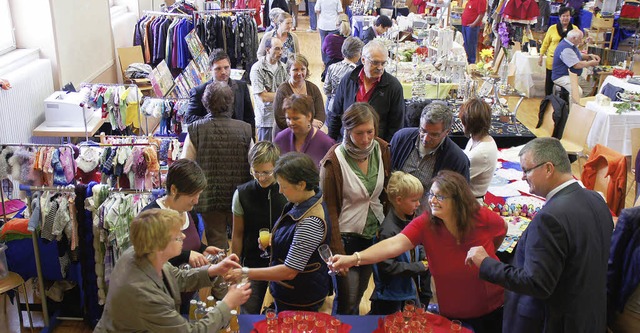 Herbstmarktauftakt: Brgermeister Matt...erbstmarkt vor und in der Alten Halle.  | Foto: Ilona Hge