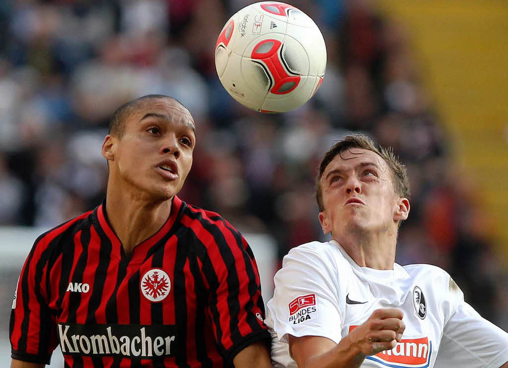 Frankfurts  Bamba Anderson (links) und Freiburgs Max Kruse im Duell.