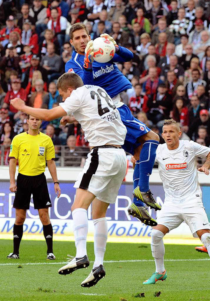 Kevin Trapp, im Tor der Eintracht   gegen  Matthias Ginter , SC Freiburg