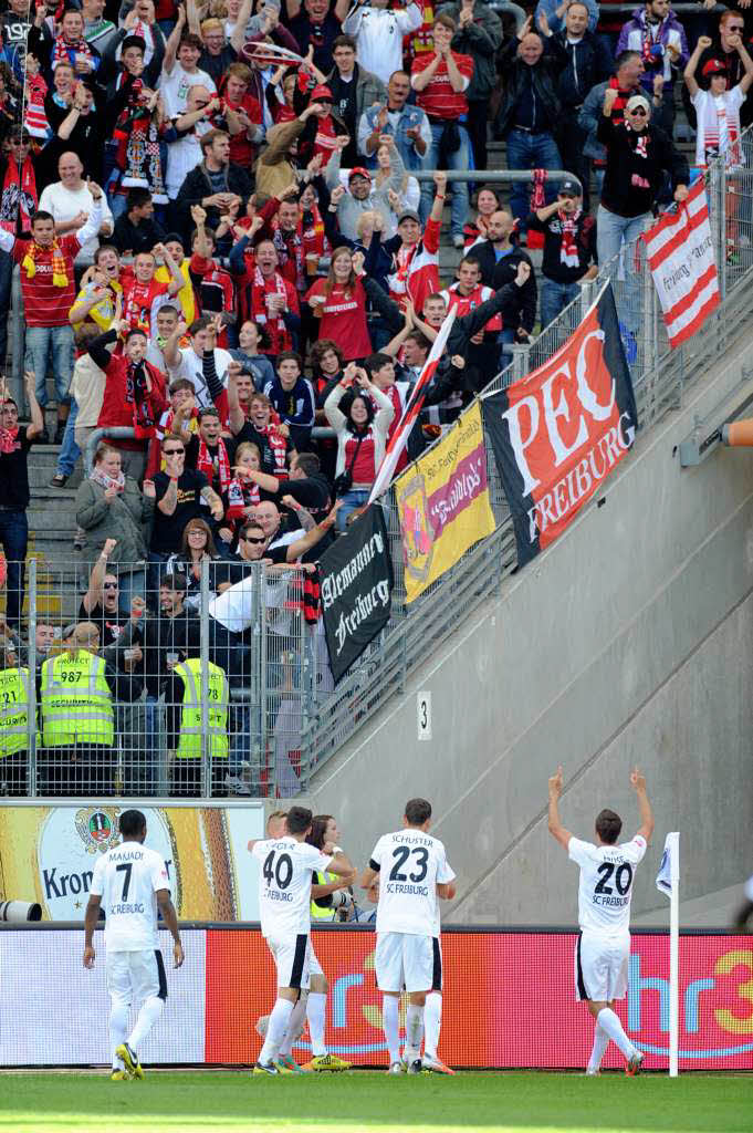 Freiburgs Cedrick Makiadi (v.l.), Daniel Caliguri, Julian Schuster und Max Kruse jubeln nach dem Treffer zum 0:1