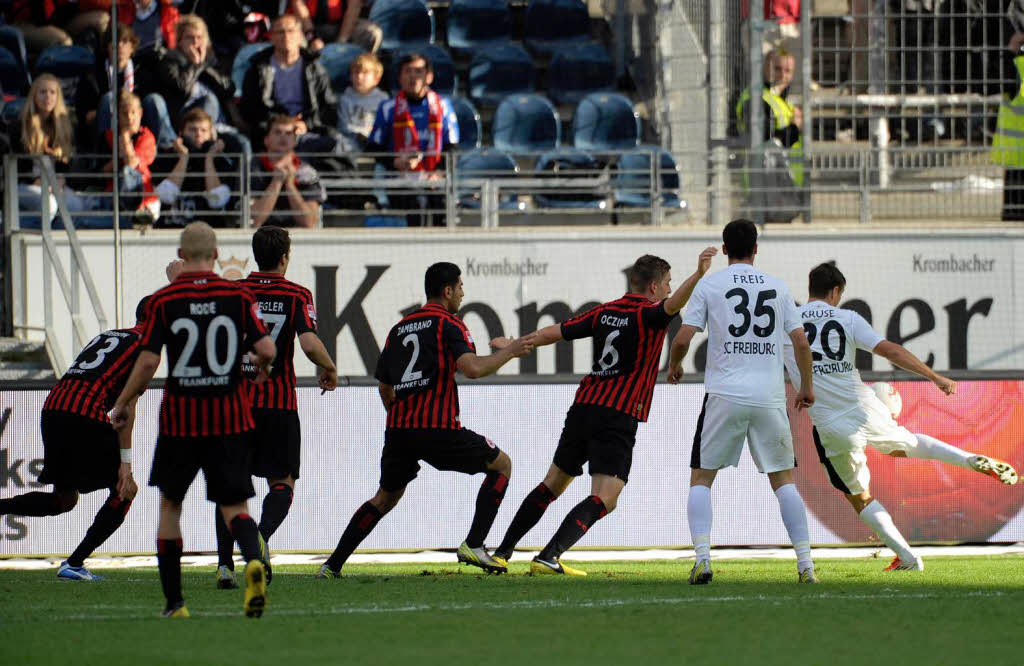 Freiburgs Max Kruse (r.) erzielt das 0:1