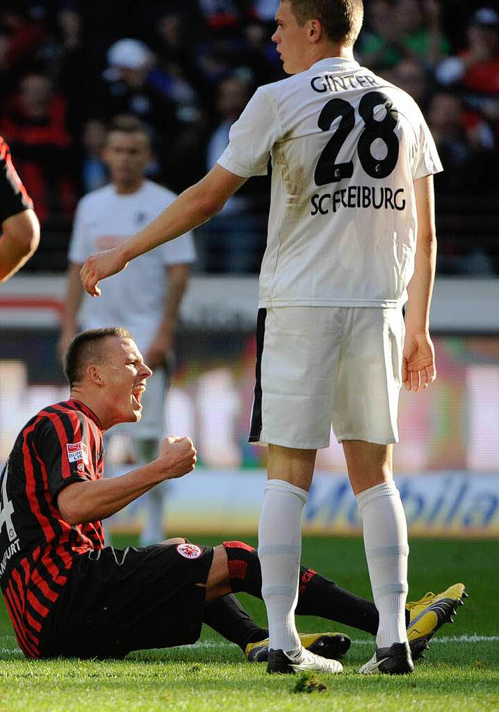 Frankfurts Alexander Meier (l) jubelt nach dem 1:1 Ausgleichstreffer