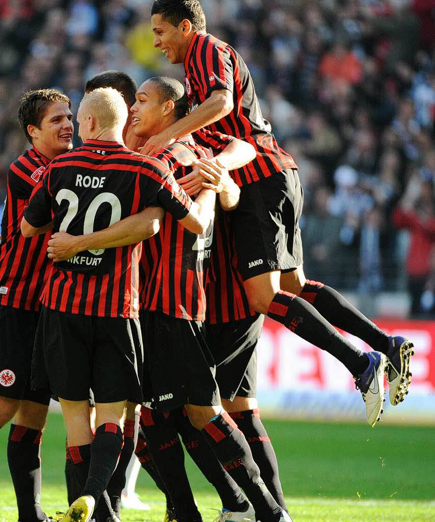 Die Frankfurter Pirmin Schwegler (l-r), Sebastian Rode, Alexander Meier, Bamba Anderson und Karim Matmour jubeln nach dem Tor zum 2:1.