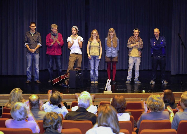 Junge Poeten auf der Bhne, ltere Zuh...ikum gab&#8217;s bei der Poetry-Slam.   | Foto: Thomas Kunz