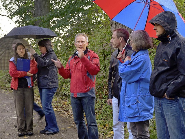 Harald Klumpp (rote Jacke) vom Regieru...dium erklrt  das Prinzip der Polder.   | Foto: Ulrike Derndinger