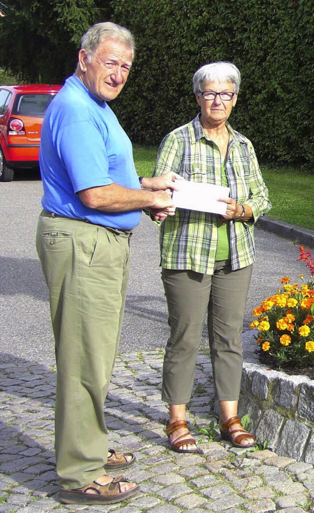 Bruno Sahner vom TuS Maulburg hononori...l in Maulburg durch Gerhilde Schaber.   | Foto: zvg