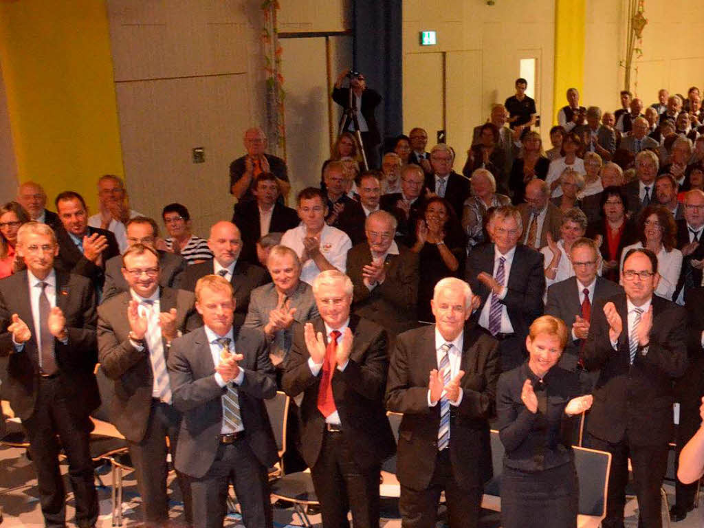 Mit stehenden Ovationen gratulierten die vielen Gste Ulrich May zur Ernennung zum Ehrenbrger von Binzen